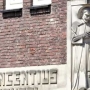 Het beeld van St. Vincentius boven de hoofdingang